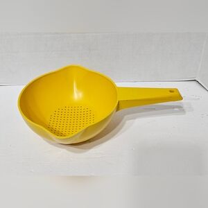 Tupperware 1 Quart Yellow Colandar